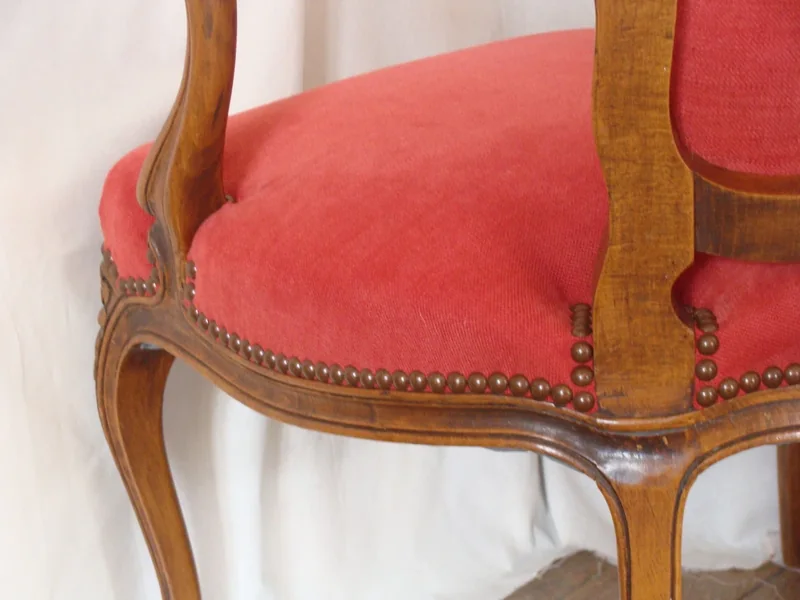 finition clous décoratifs pour le siège